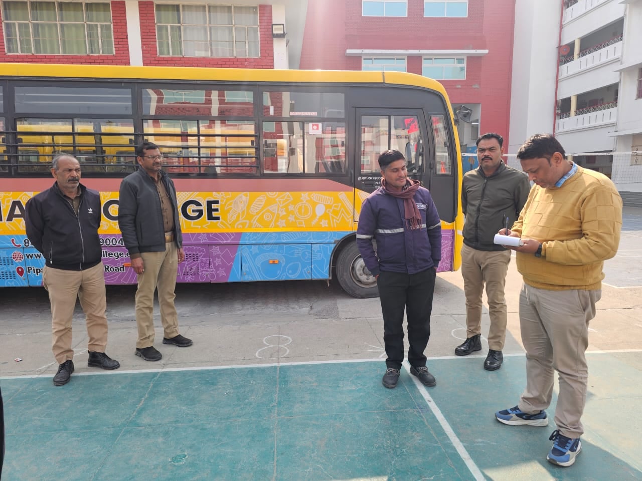 सड़कों पर दौड़ रहे अनफिट स्कूली वाहनों पर गिरी गाज सड़कों पर दौड़ रहे अनफिट स्कूली वाहनों पर गिरी गाज