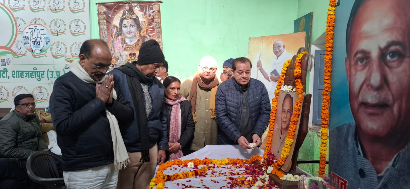 स्व. जितेंद्र प्रसाद की पुण्यतिथि पर उनकी समाधि पर पुष्प अर्पित करते भाजपाई व समर्थक। स्रोत :