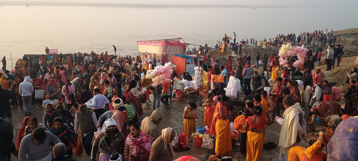 शहर के ददरीघाट पर गंगा स्नान के बाद संकल्प लेते श्रद्धालुु। संवाद