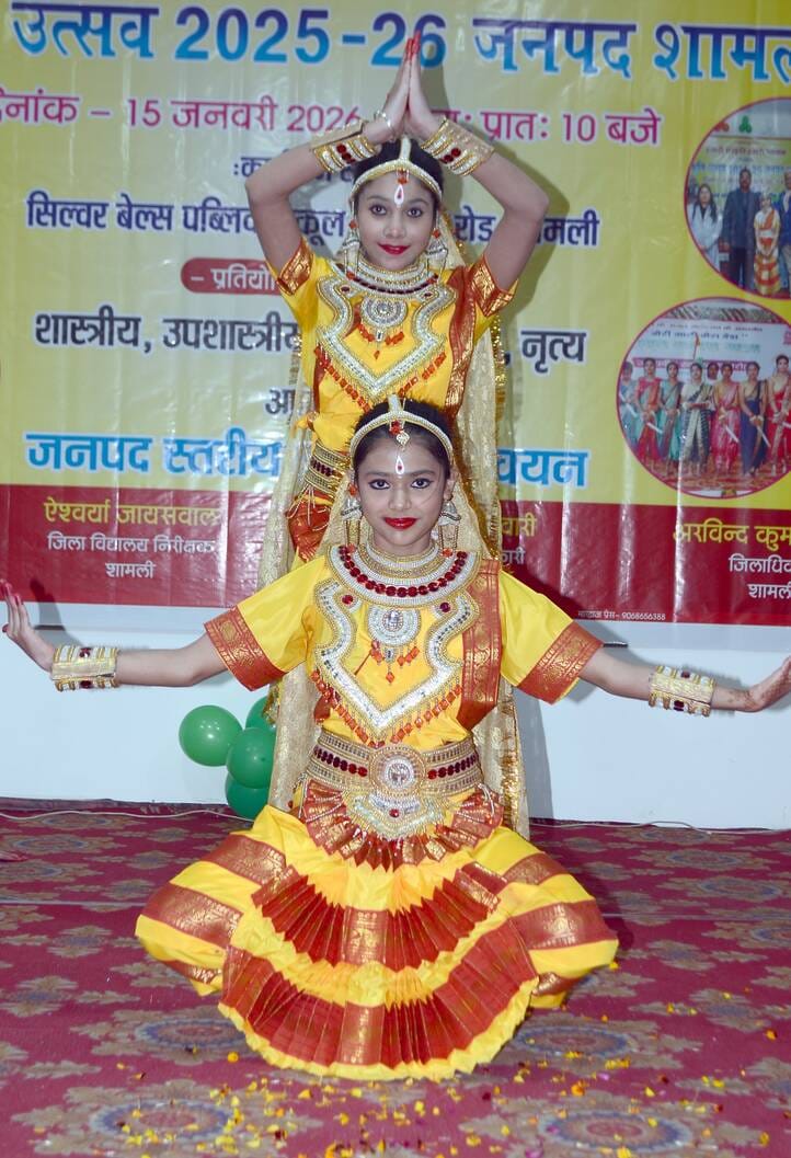 शामली के  सिलवर वेल्स स्कूल में आयोजित कार्यक्रम में सांस्कृतिक कार्यक्रम प्रस्तुत करती छात्राए