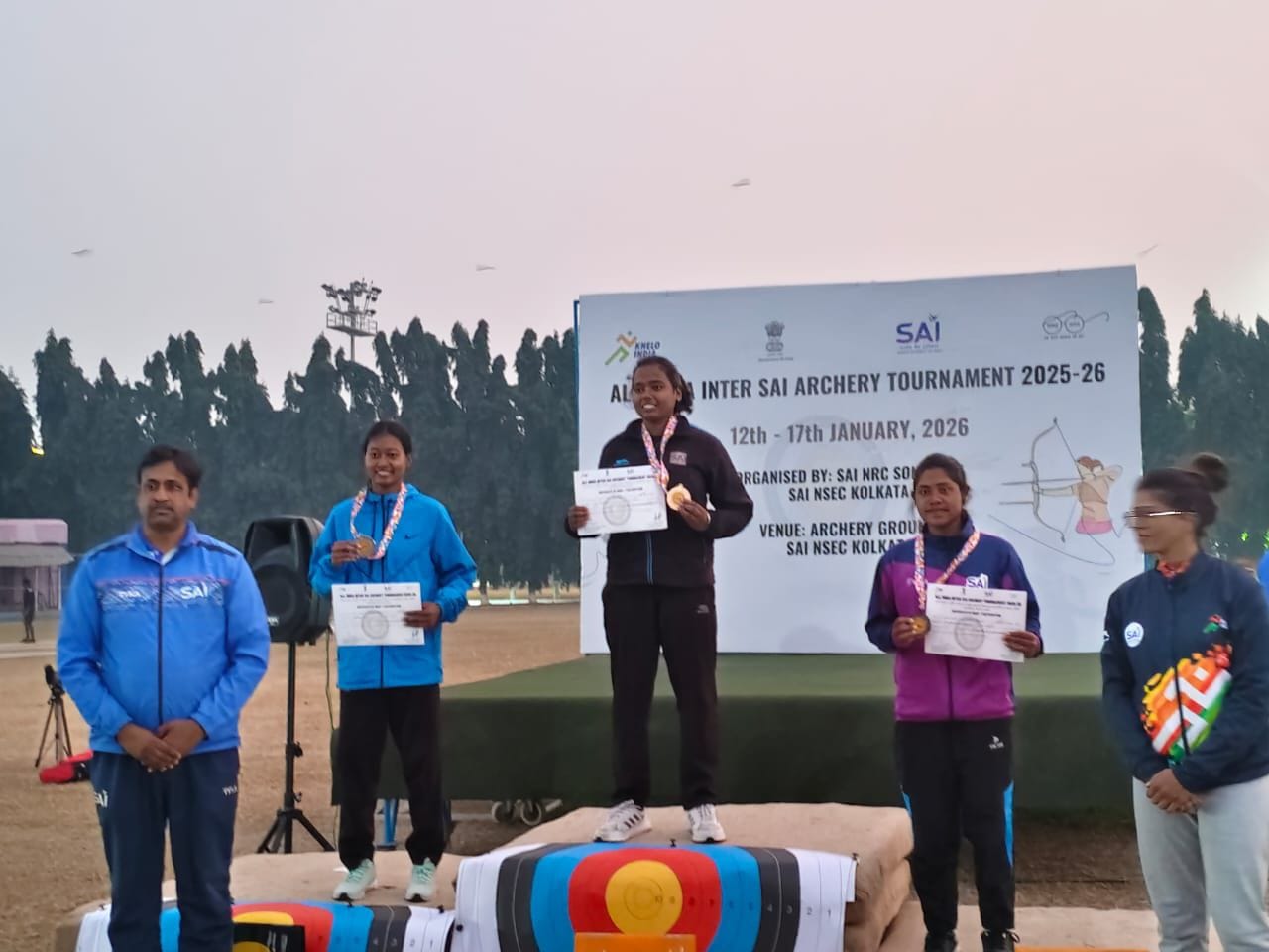 तीरअंदाजी में गोल्ड मेडल पाए अनिल बीच में-स्रोत खिलाड़ी तीरअंदाजी में गोल्ड मेडल पाए अनिल बीच में-स्रोत खिलाड़ी
