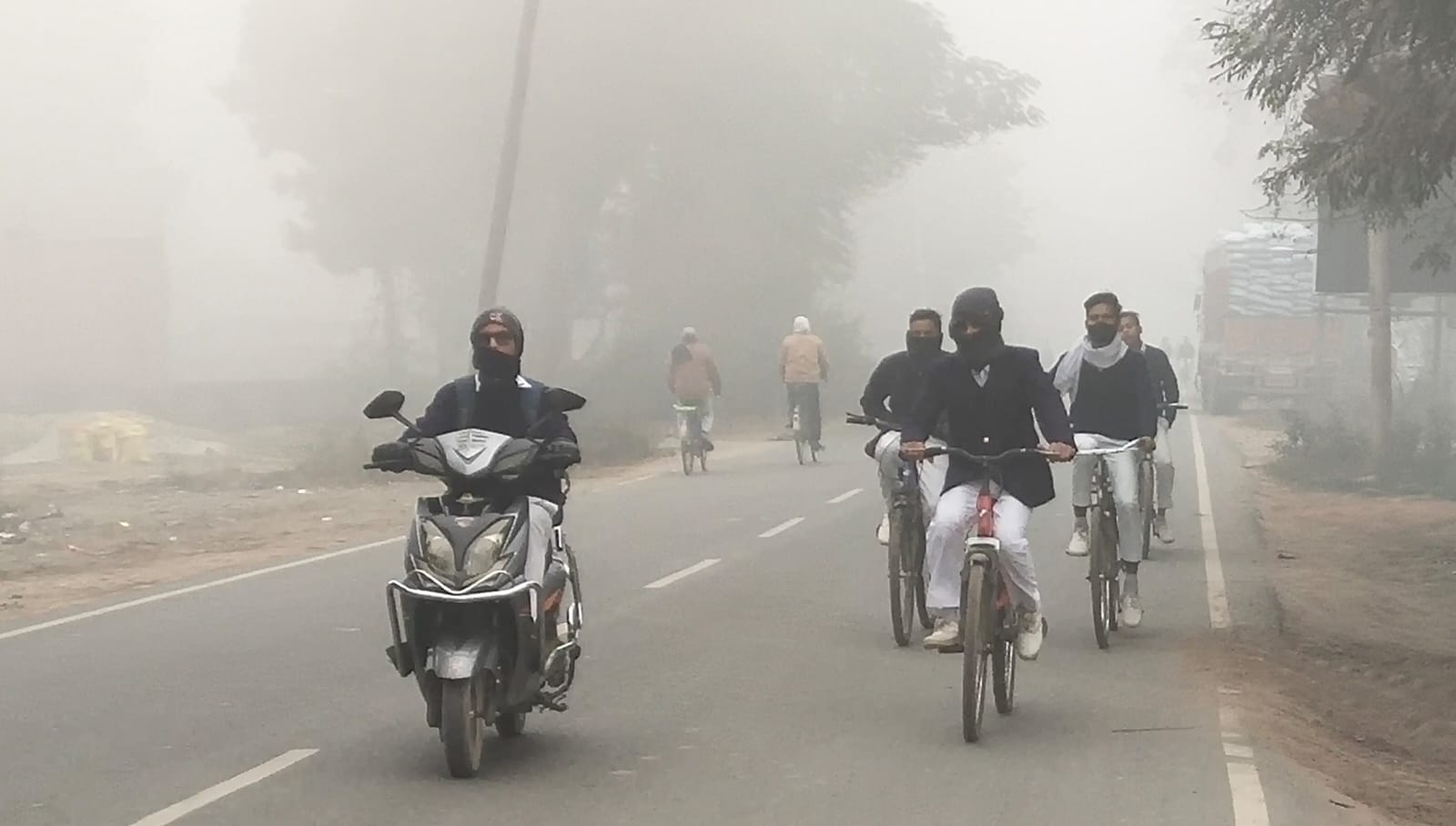 ठंड और कोहरे के कारण आंबेडकर पार्क के पास अलाव तापते लोग। संवाद