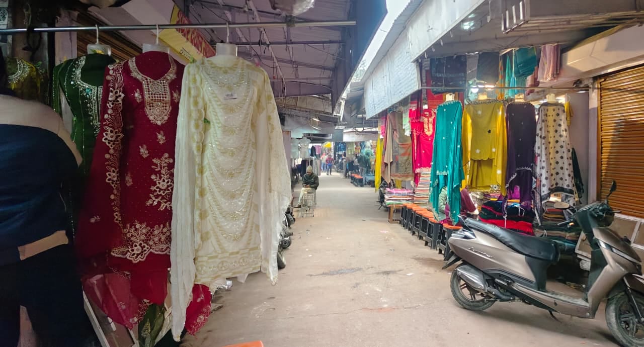 ठंड और कोहरे के कारण आंबेडकर पार्क के पास अलाव तापते लोग। संवाद