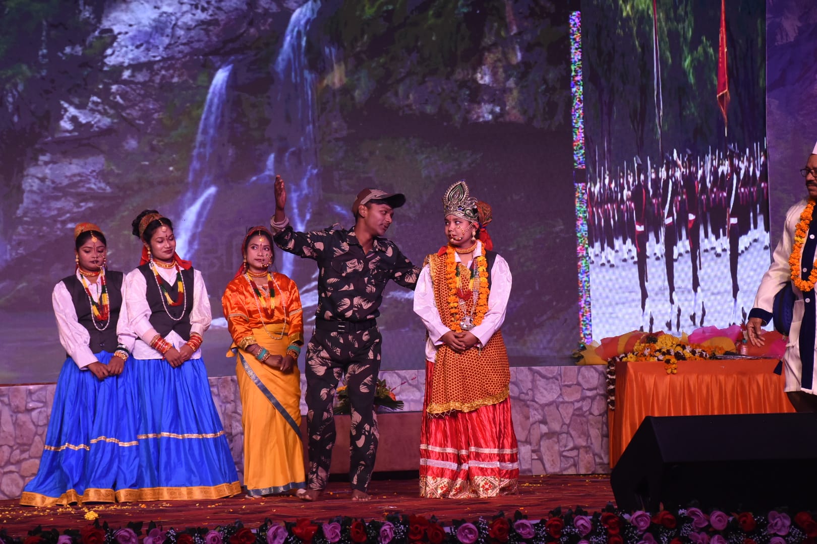 देशप्रेम से ओतप्रोत रही उत्तरायणी कौथिग की शाम देशप्रेम से ओतप्रोत रही उत्तरायणी कौथिग की शाम