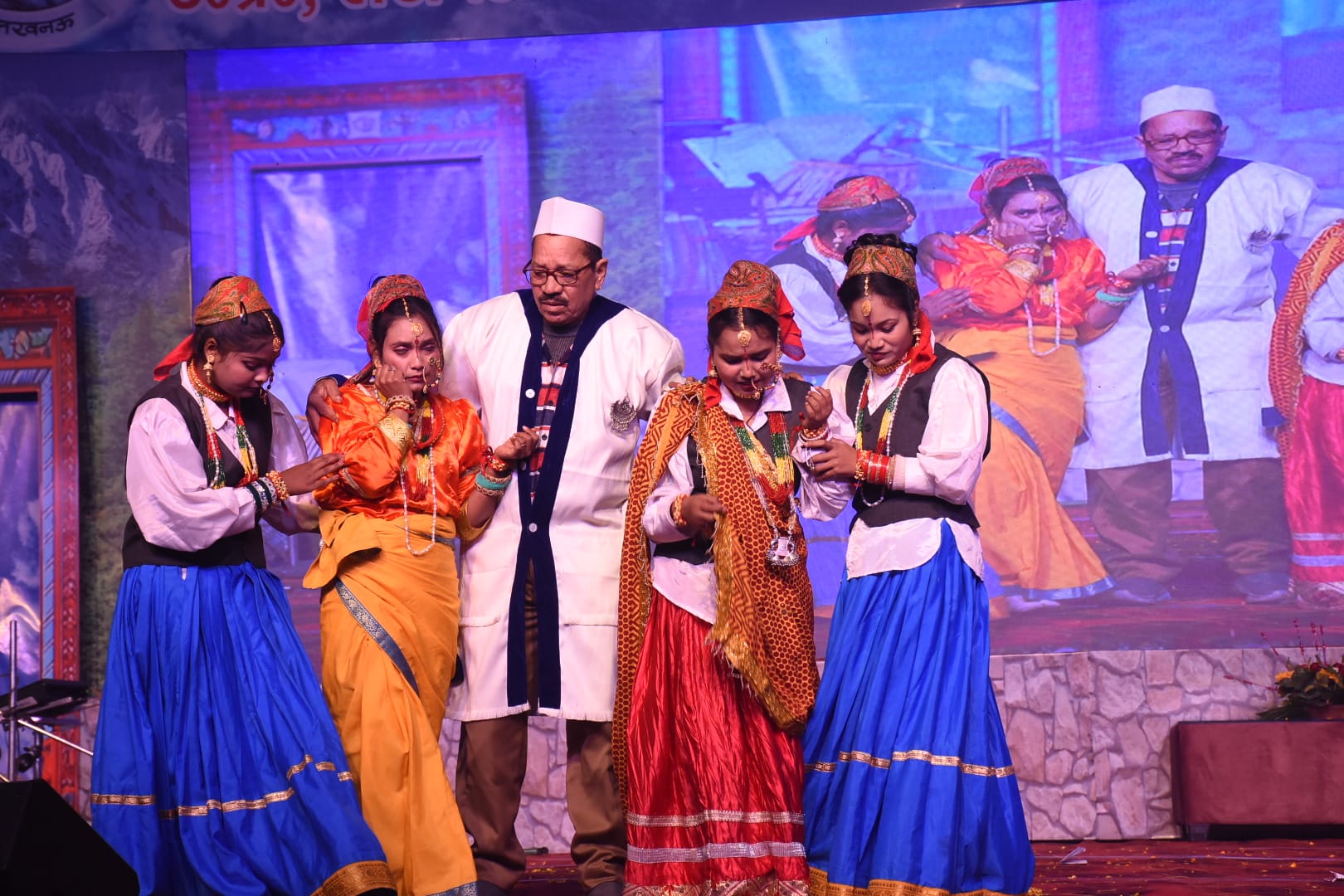 देशप्रेम से ओतप्रोत रही उत्तरायणी कौथिग की शाम देशप्रेम से ओतप्रोत रही उत्तरायणी कौथिग की शाम