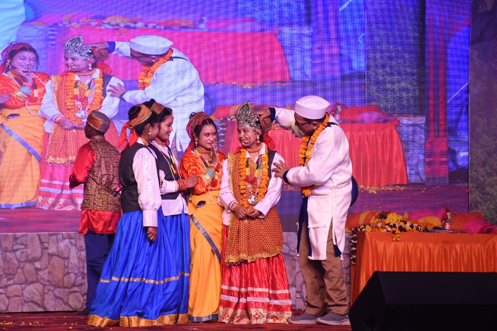 देशप्रेम से ओतप्रोत रही उत्तरायणी कौथिग की शाम देशप्रेम से ओतप्रोत रही उत्तरायणी कौथिग की शाम
