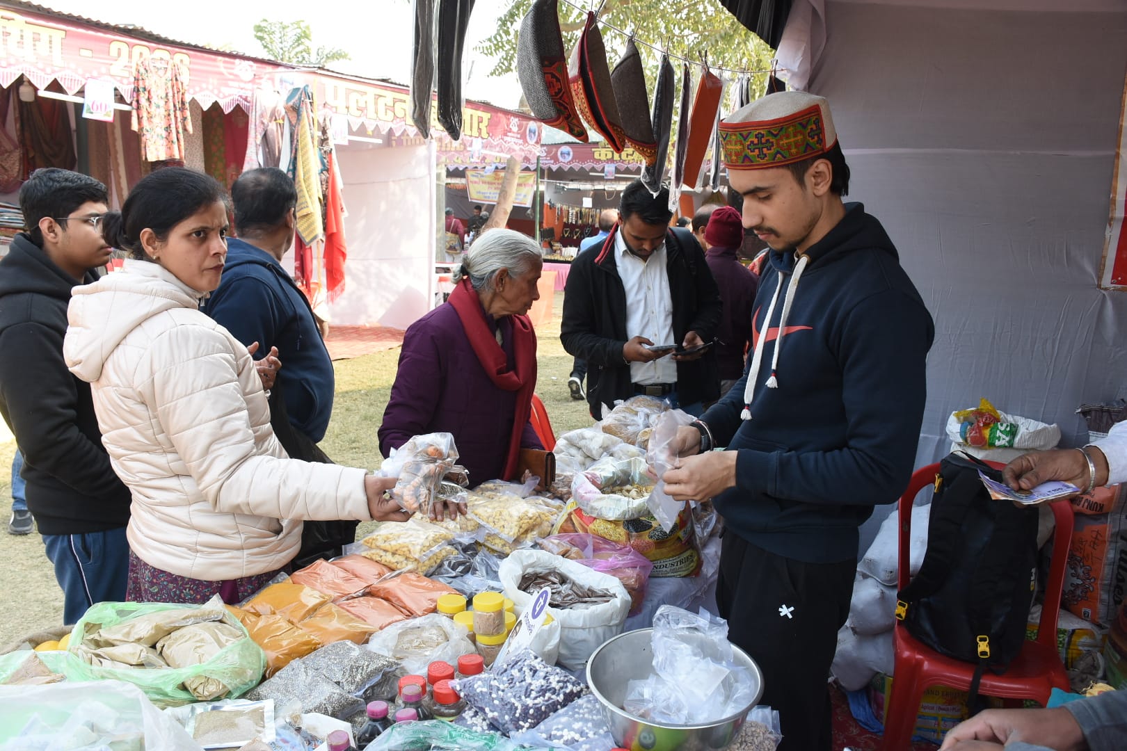 देशप्रेम से ओतप्रोत रही उत्तरायणी कौथिग की शाम देशप्रेम से ओतप्रोत रही उत्तरायणी कौथिग की शाम