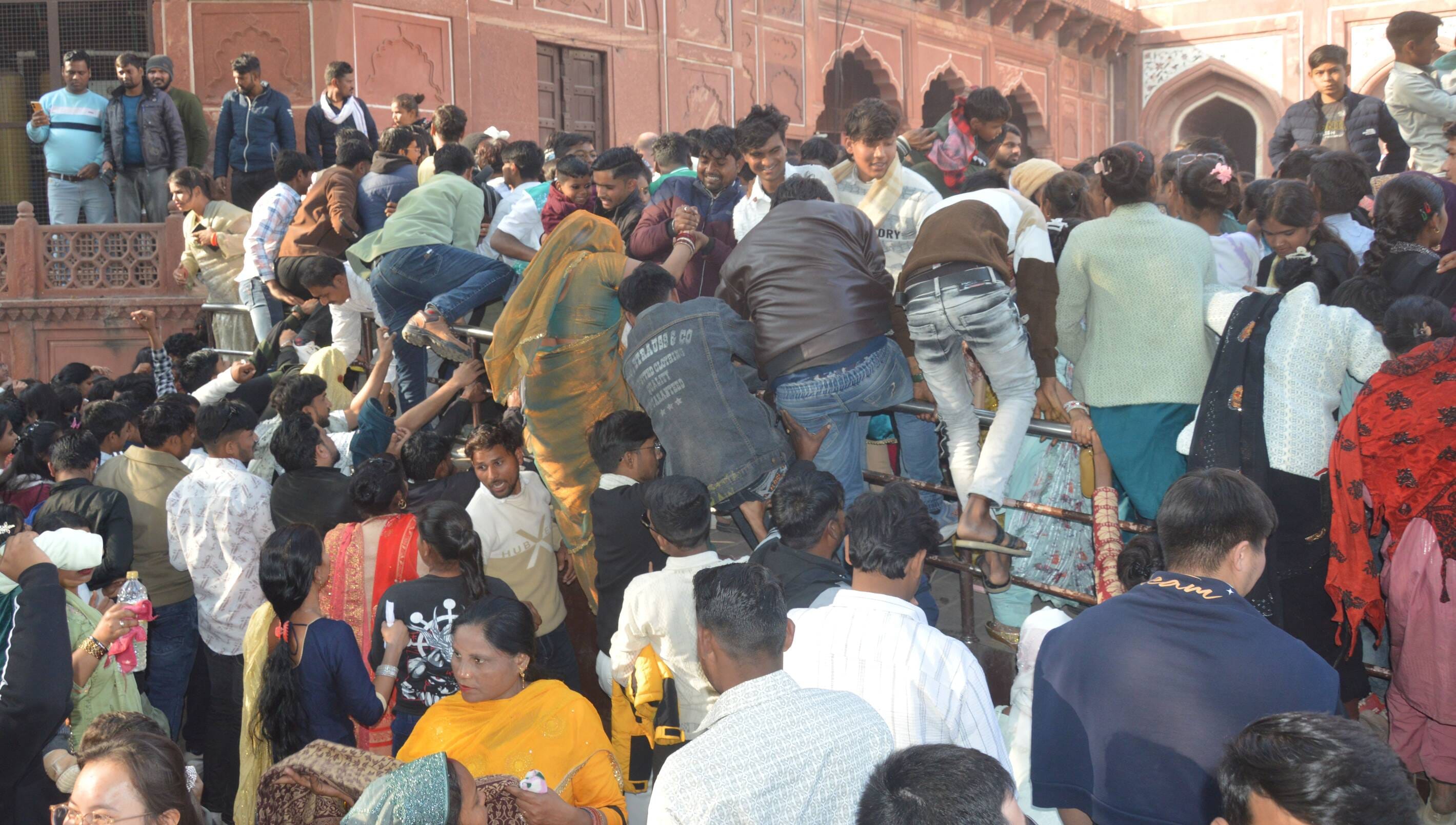 धक्का-मुक्की.. शाहजहां के उर्स पर ताजमहल के अंदर भीड अधिक होने पर मस्जिद के पास सीढि़यों पर ध धक्का-मुक्की.. शाहजहां के उर्स पर ताजमहल के अंदर भीड अधिक होने पर मस्जिद के पास सीढि़यों पर ध