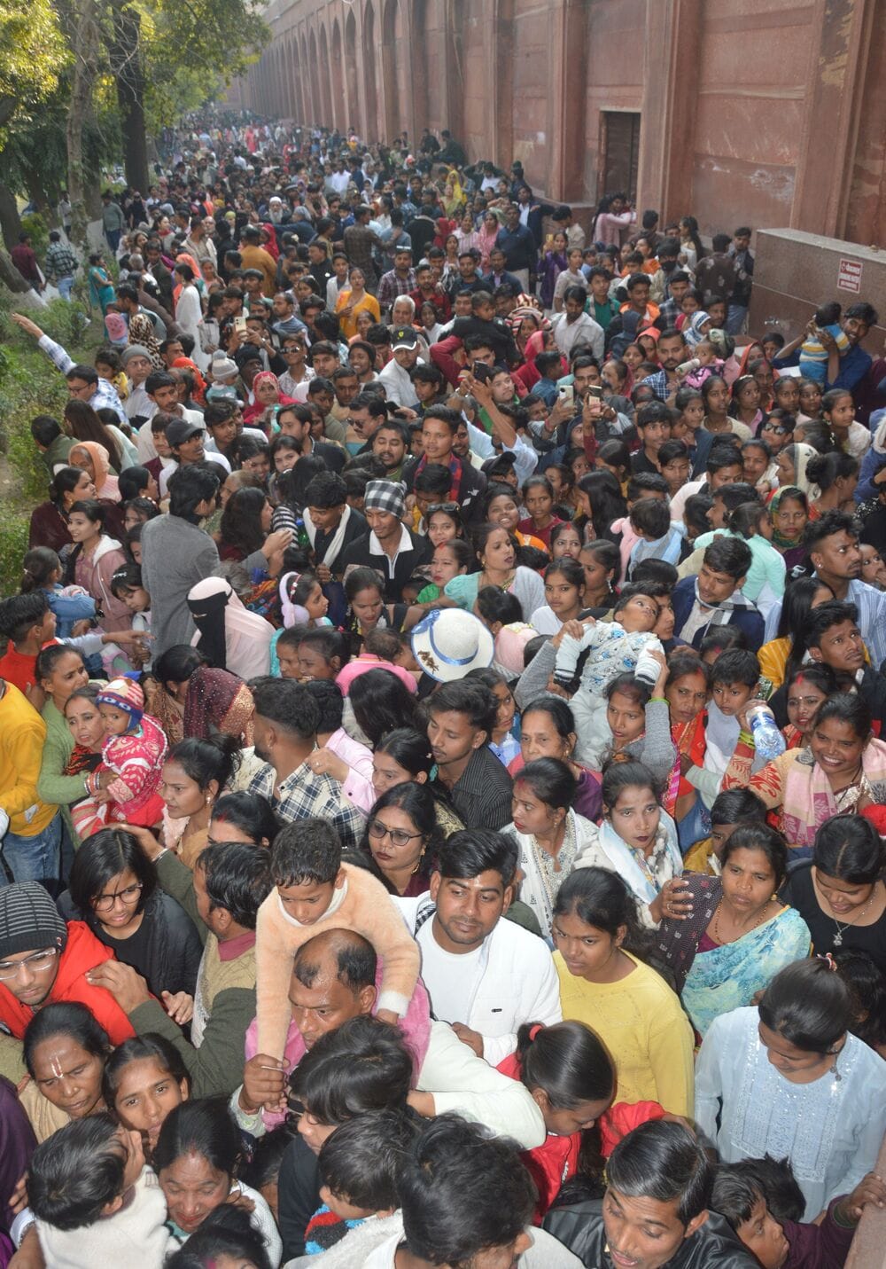 धक्का-मुक्की.. शाहजहां के उर्स पर ताजमहल के अंदर भीड अधिक होने पर मस्जिद के पास सीढि़यों पर ध धक्का-मुक्की.. शाहजहां के उर्स पर ताजमहल के अंदर भीड अधिक होने पर मस्जिद के पास सीढि़यों पर ध