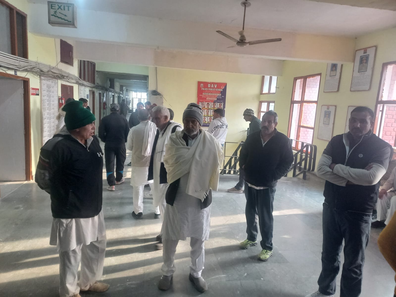 16jjrp21- सांपला रोड स्थित गेलेकसी होटल, जहां पहले झगड़ा हुआ। खुफियां तंत्र की टीम होटल से बाह