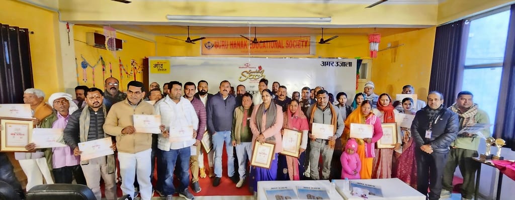 2-गुरुनानक एकेडमी में आयोजित कार्यक्रम में प्रधानों को सम्मानित करते सीडीओ।-संवाद 2-गुरुनानक एकेडमी में आयोजित कार्यक्रम में प्रधानों को सम्मानित करते सीडीओ।-संवाद