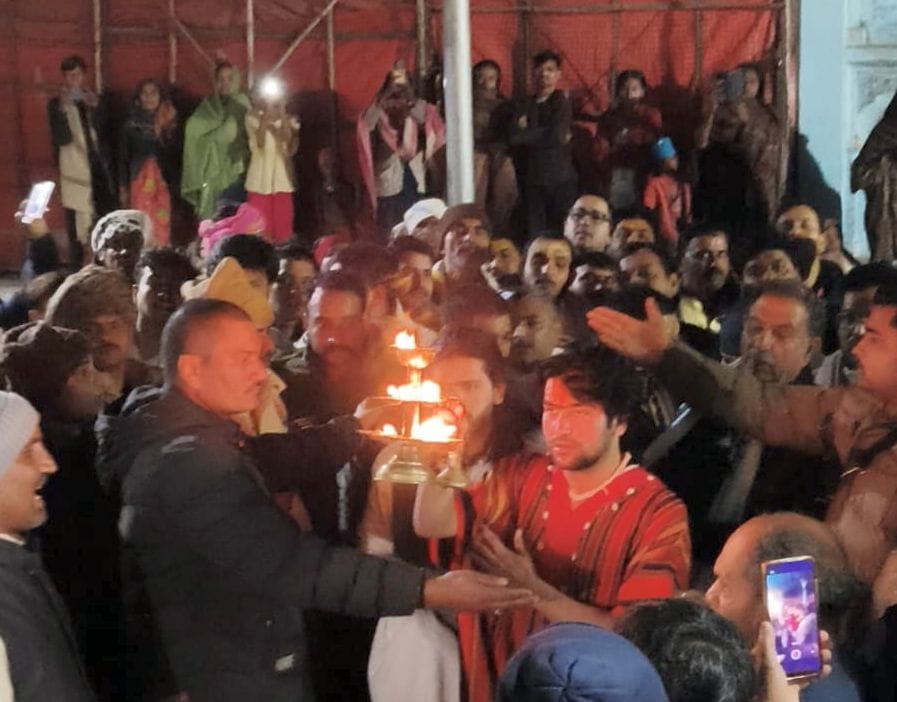 28 सीकेटीपी-14- परिचय- चित्रकूट के परिक्रमा मार्ग पर मंदिर में चाय बनाते बागेश्वर धाम के पीठाधी 28 सीकेटीपी-14- परिचय- चित्रकूट के परिक्रमा मार्ग पर मंदिर में चाय बनाते बागेश्वर धाम के पीठाधी