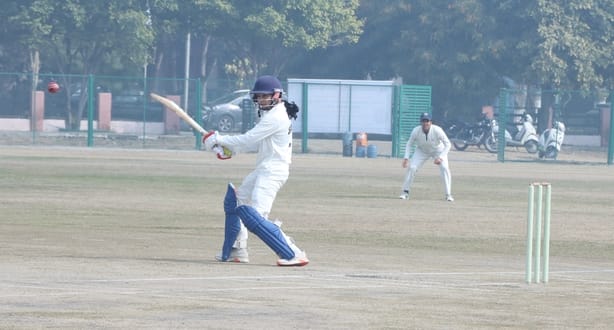 37...एमडीयू में चल रही नार्थ जोन इंटर यूनिवर्सिटी महिला क्रिकेट चैंपियनशिप के सेमीफाइनल मैच में