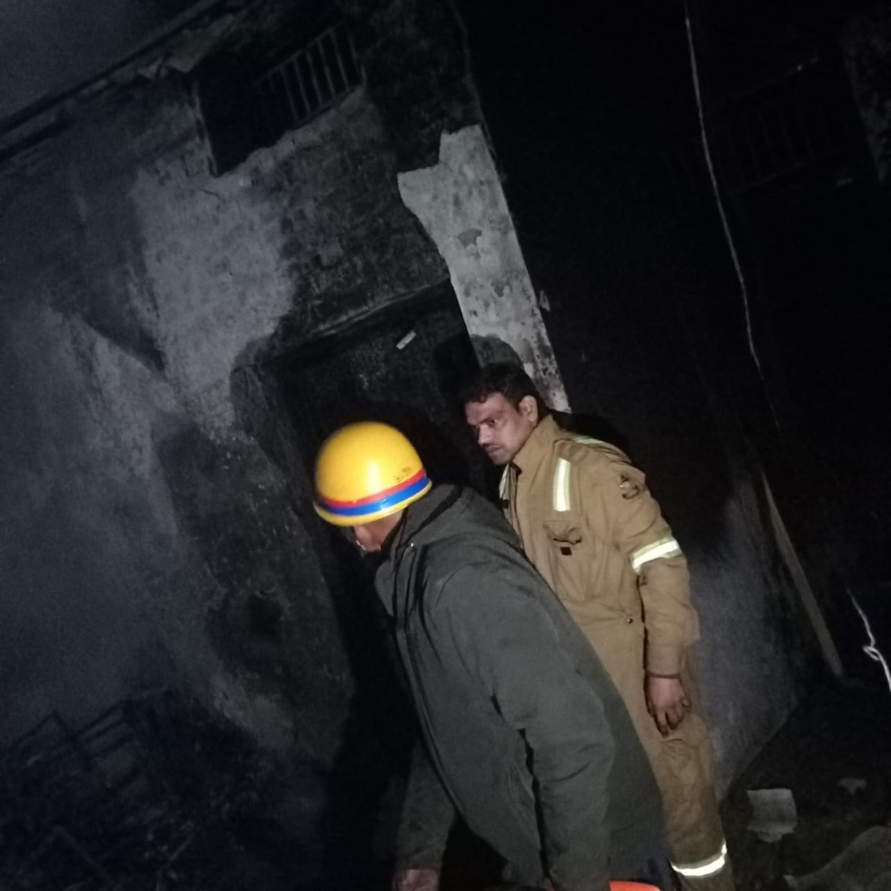 आग बुझाते दमकलकर्मी।