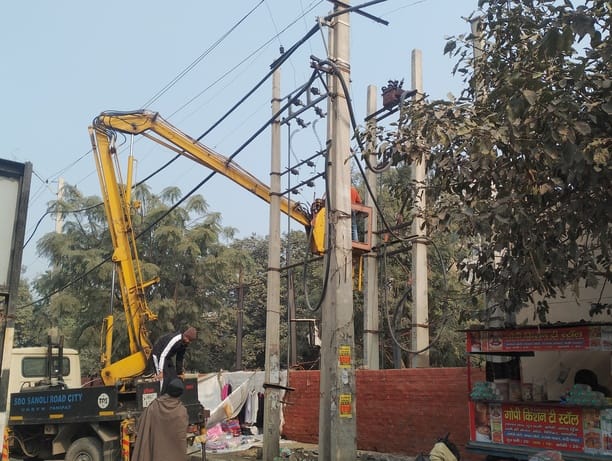 बिजली मरम्मत करते कर्मचारी। संवाद