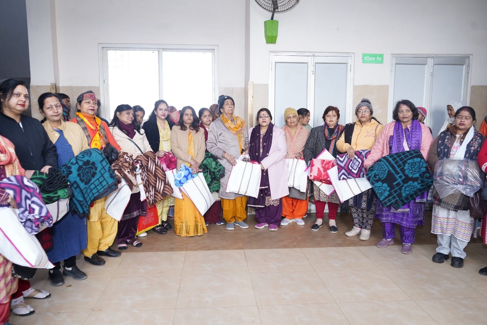 बिल्सी के संकट मोचन दरबार में खिचड़ी का वितरण करती महिलाएं। संवाद बिल्सी के संकट मोचन दरबार में खिचड़ी का वितरण करती महिलाएं। संवाद