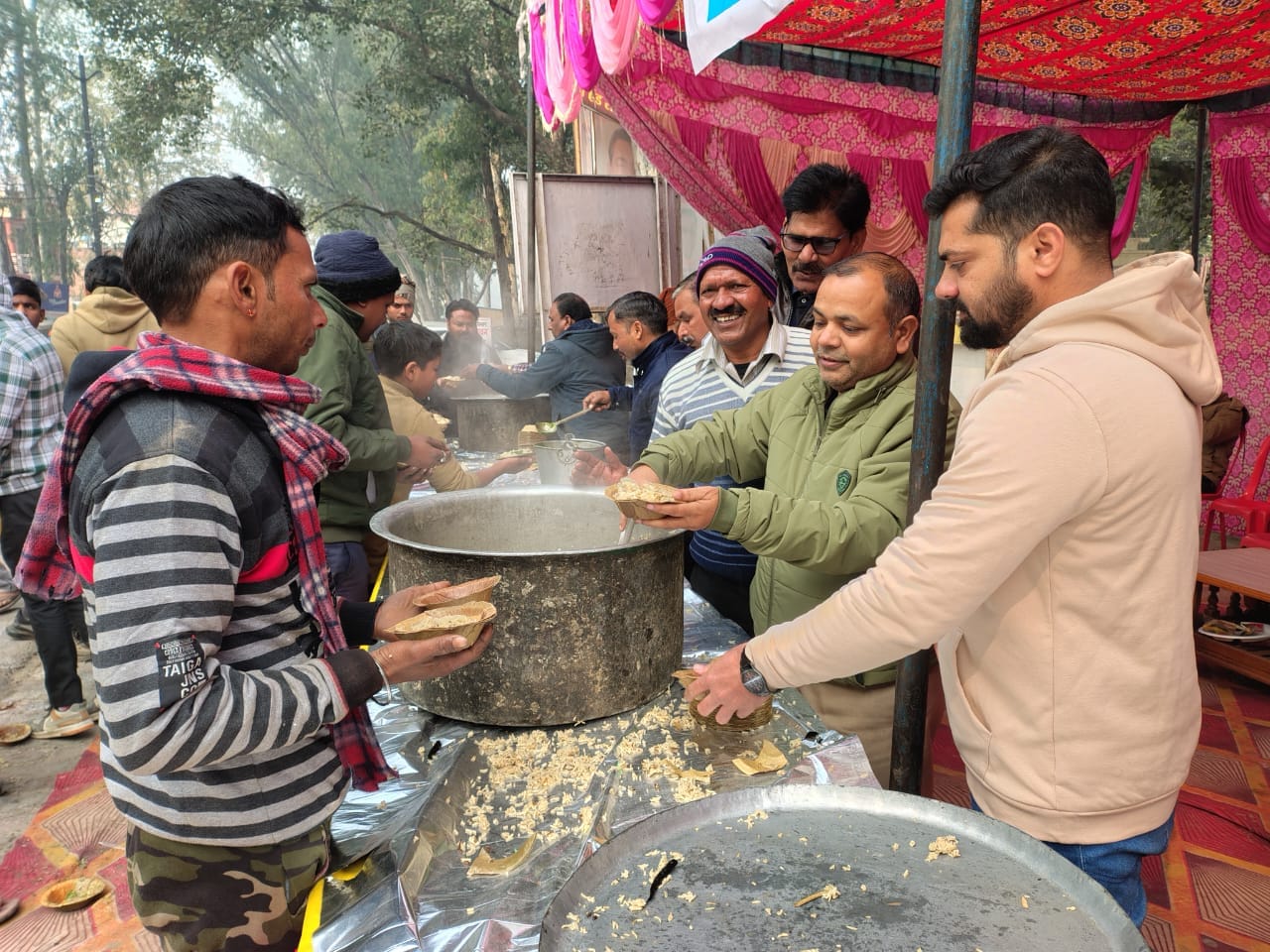बिल्सी के संकट मोचन दरबार में खिचड़ी का वितरण करती महिलाएं। संवाद बिल्सी के संकट मोचन दरबार में खिचड़ी का वितरण करती महिलाएं। संवाद