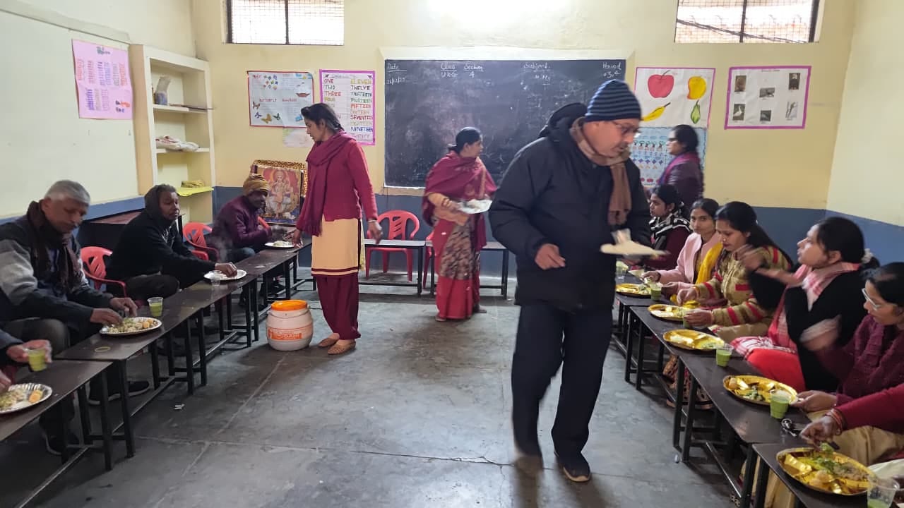 बिल्सी के संकट मोचन दरबार में खिचड़ी का वितरण करती महिलाएं। संवाद बिल्सी के संकट मोचन दरबार में खिचड़ी का वितरण करती महिलाएं। संवाद