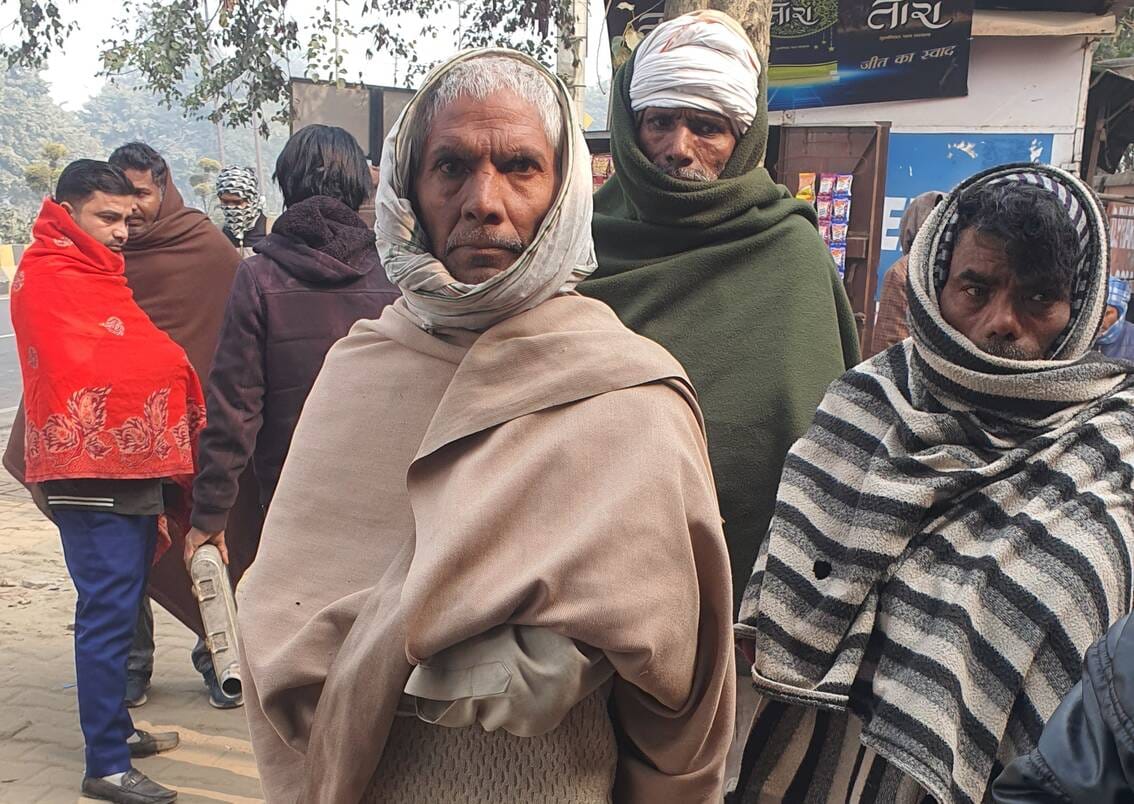 बलियाखेड़ी गांव में तीन मौत के बाद पोस्टमार्टम हाउस पर बैठी गमगीन महिलाएं। 