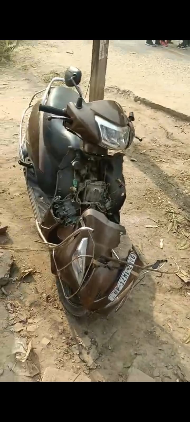 बरदहिया बाजार में स्कूटी पर पेड़ गिरने से घायल को अस्पताल ले जाते लोग-स्रोत जागरूक पाठक बरदहिया बाजार में स्कूटी पर पेड़ गिरने से घायल को अस्पताल ले जाते लोग-स्रोत जागरूक पाठक