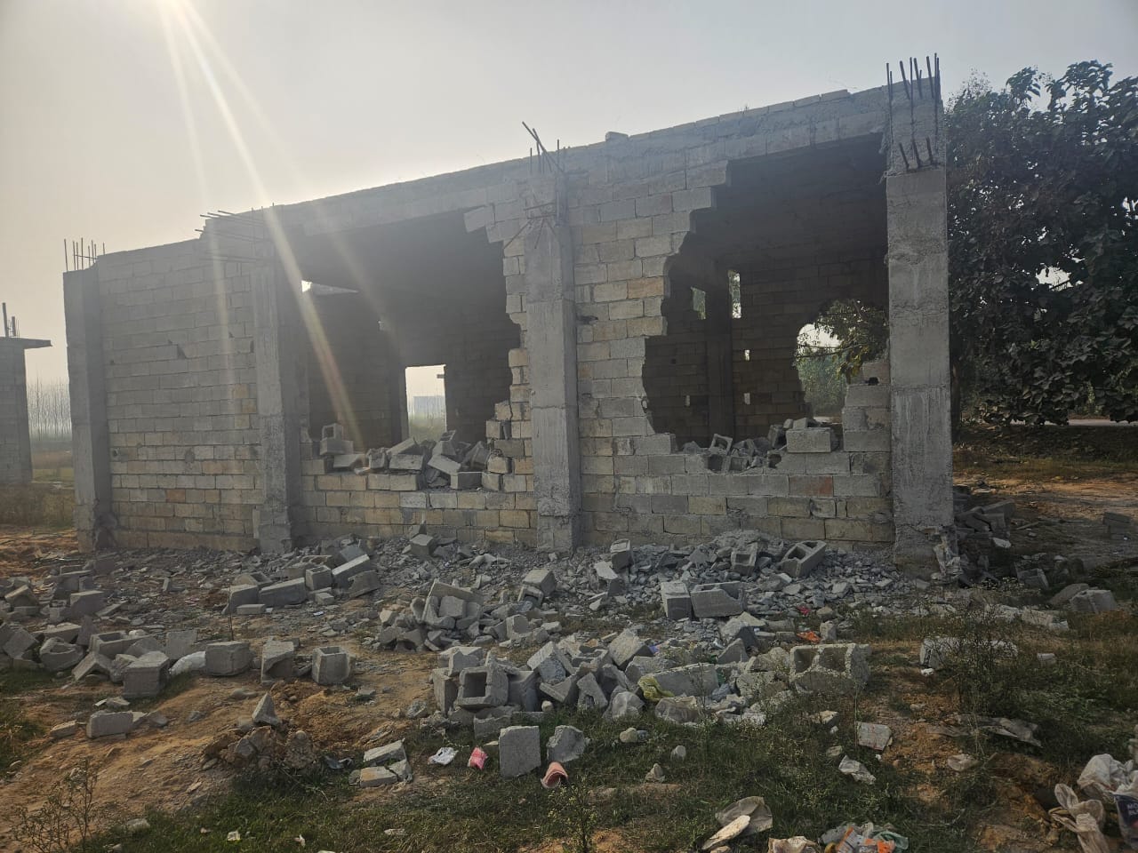 बराड़ा में अवैध कॉलोनी पर चलती डीटीपी की जेसीबी। प्रवक्ता