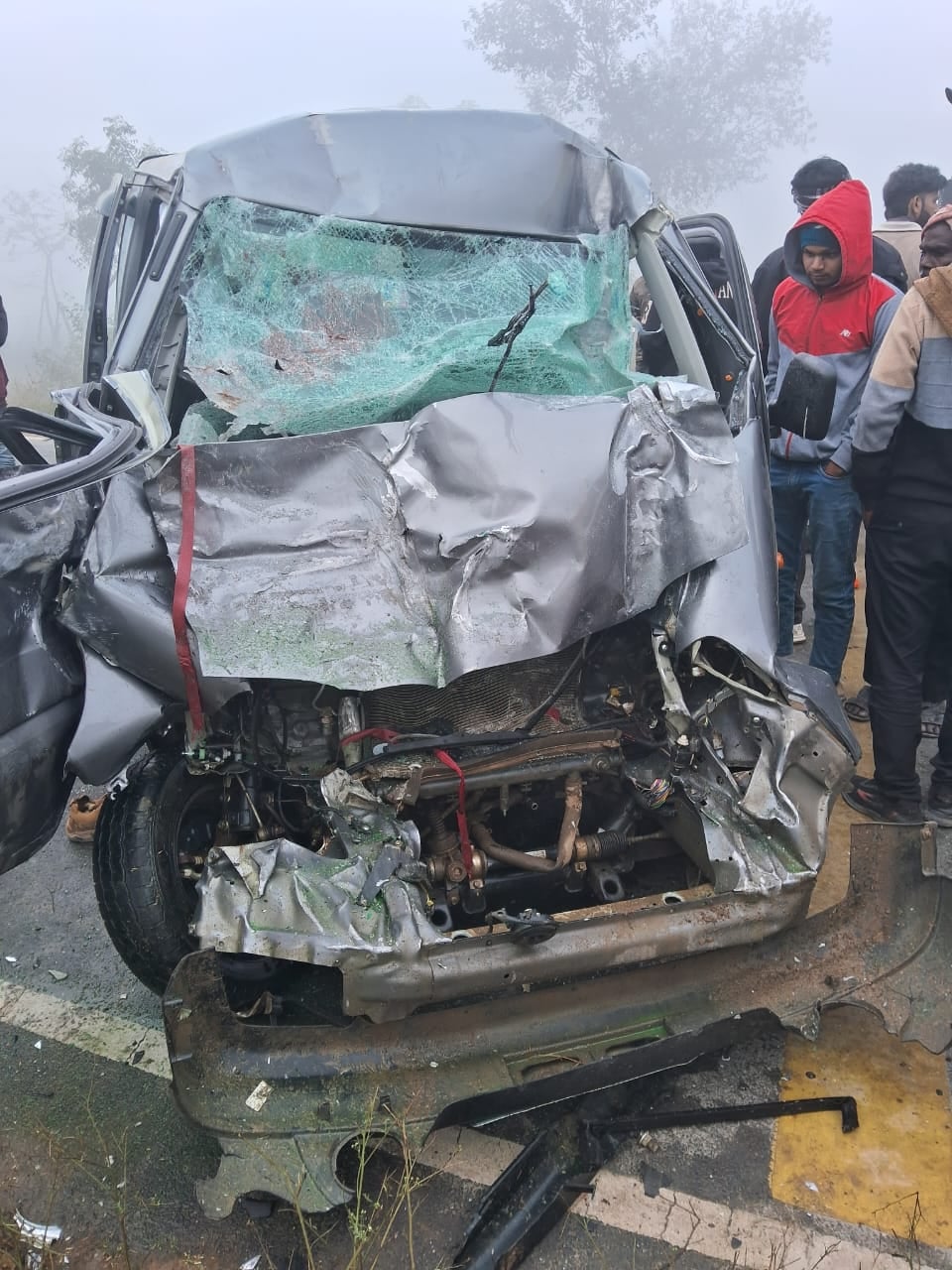 फोटो 2 बच्चों की स्कूल वैन से हुए हादसे के बाद खड़ा ट्रक व मौजूद लोग। संवाद