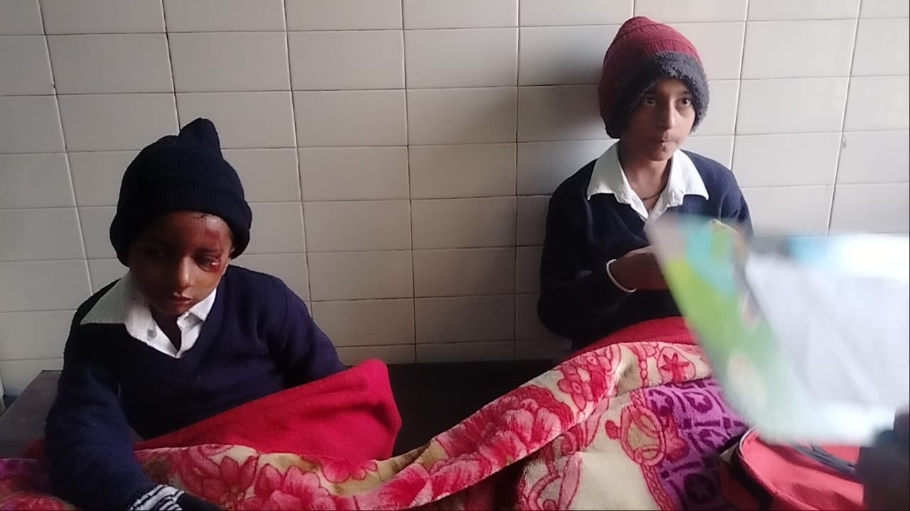 फोटो 2 बच्चों की स्कूल वैन से हुए हादसे के बाद खड़ा ट्रक व मौजूद लोग। संवाद