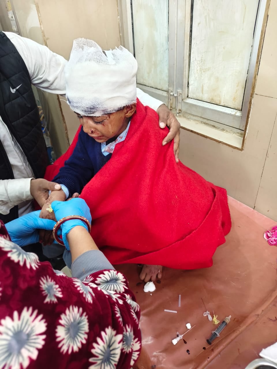 फोटो 2 बच्चों की स्कूल वैन से हुए हादसे के बाद खड़ा ट्रक व मौजूद लोग। संवाद