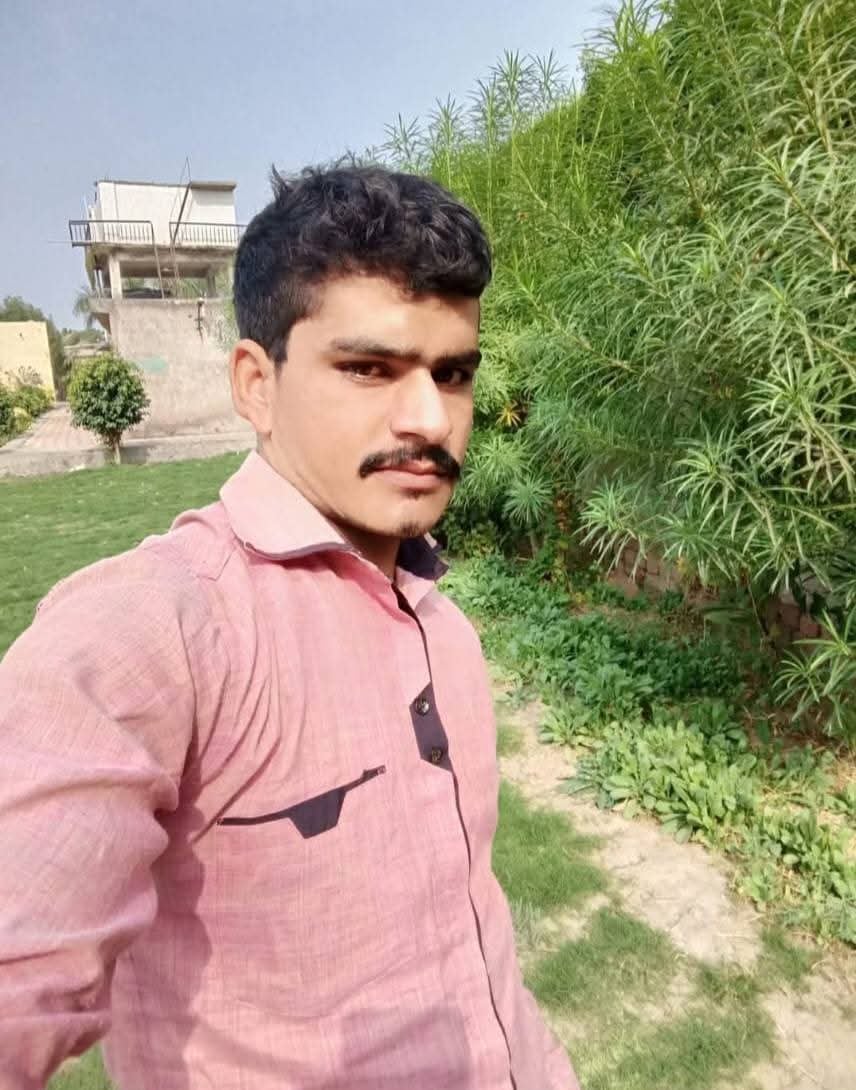 फोटो 2 बच्चों की स्कूल वैन से हुए हादसे के बाद खड़ा ट्रक व मौजूद लोग। संवाद