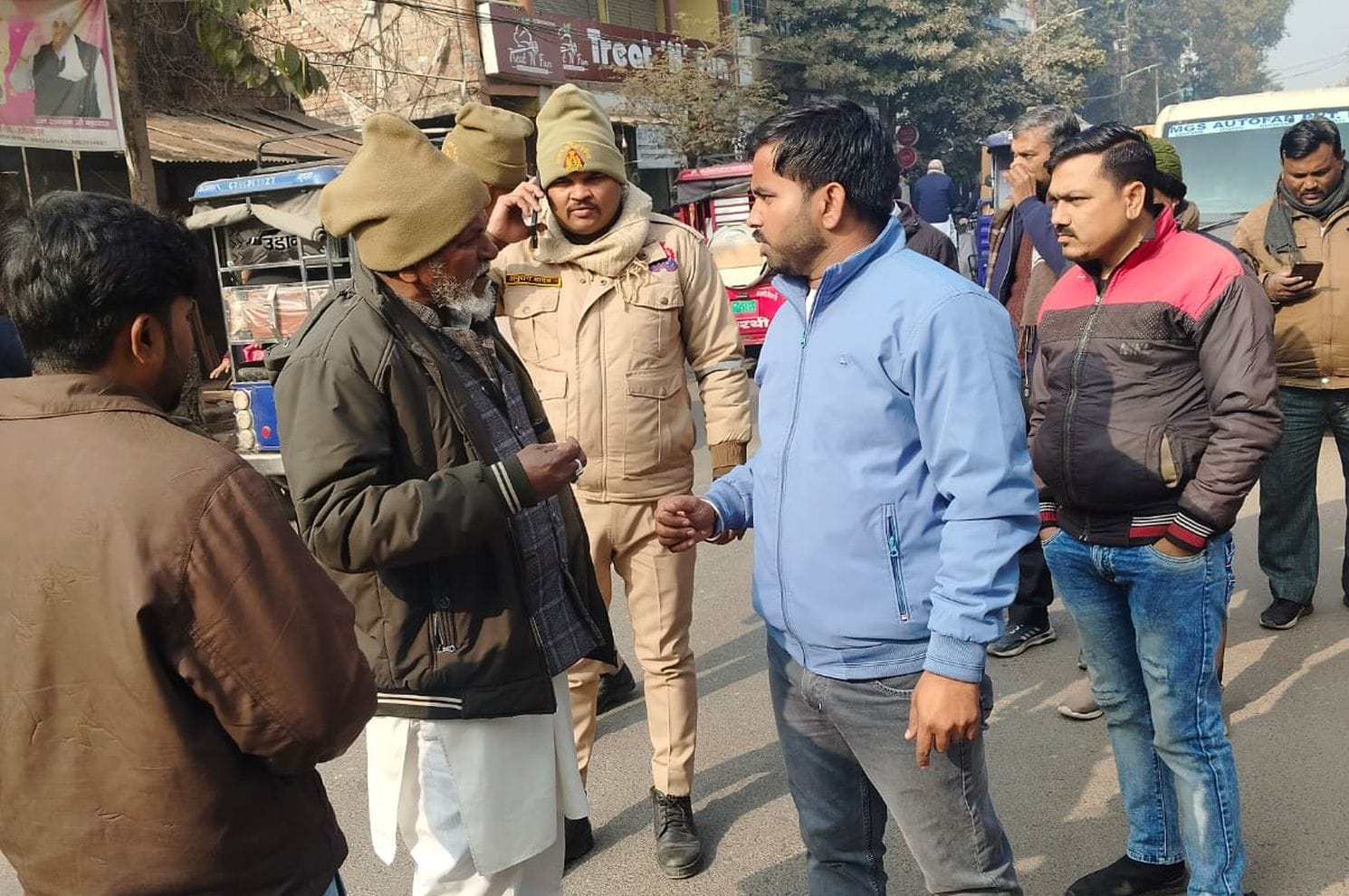 फोटो 20: फुटपाथ तक अतिक्रमण से सिनेमा रोड पर लगा जाम। संवाद