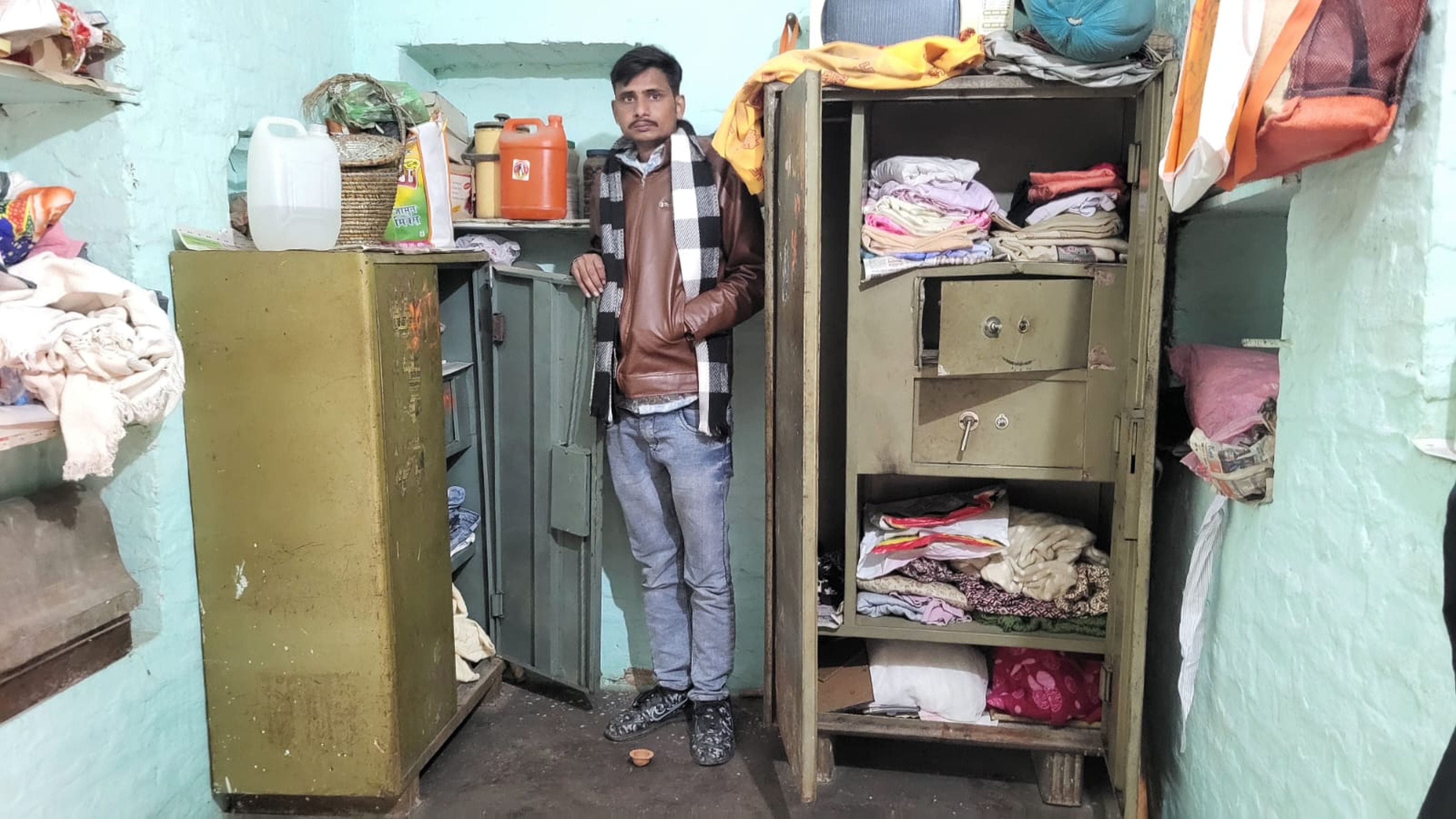 फोटो -24- सीसीटीवी कैमरे के कटे पड़े तार । संवाद