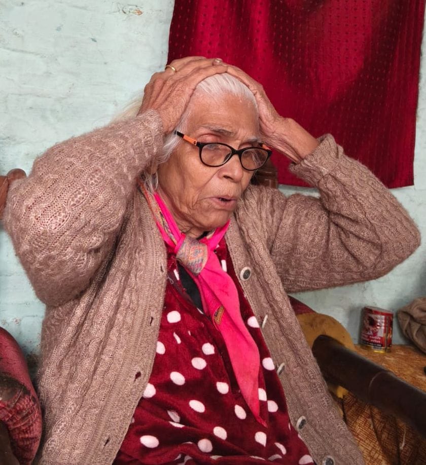 फोटो -24- सीसीटीवी कैमरे के कटे पड़े तार । संवाद