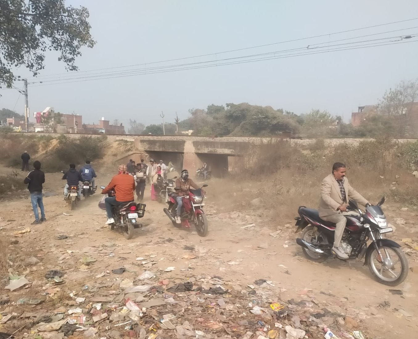 फोटो-6-बांगरमऊ-संडीला रोड रेलवे क्रॉसिंग की मरम्मत करते कर्मचारी। संवाद