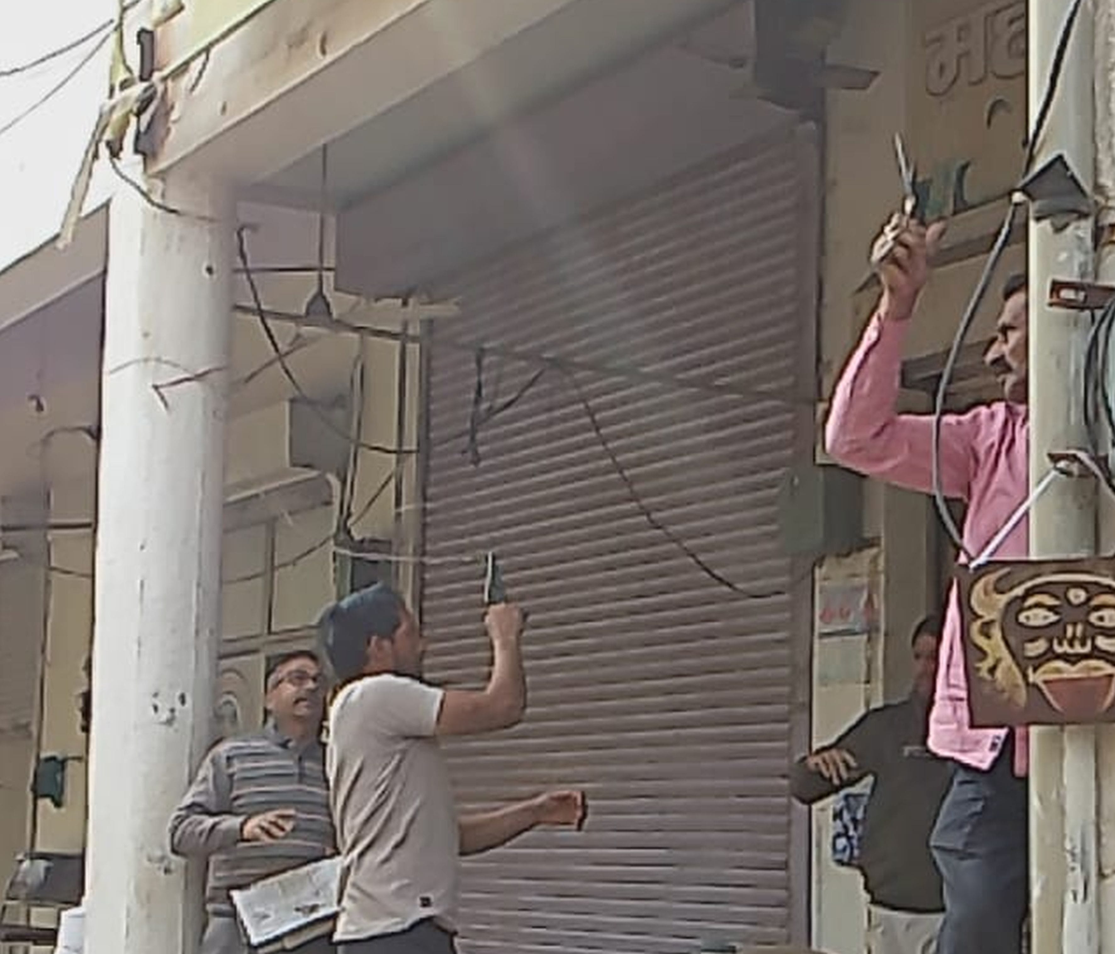फोटो संख्या:52 अतिक्रमण हटाने की बात पर नोकझोंक करते सचिव गौरव सांगवान व दुकानदार। संवाद