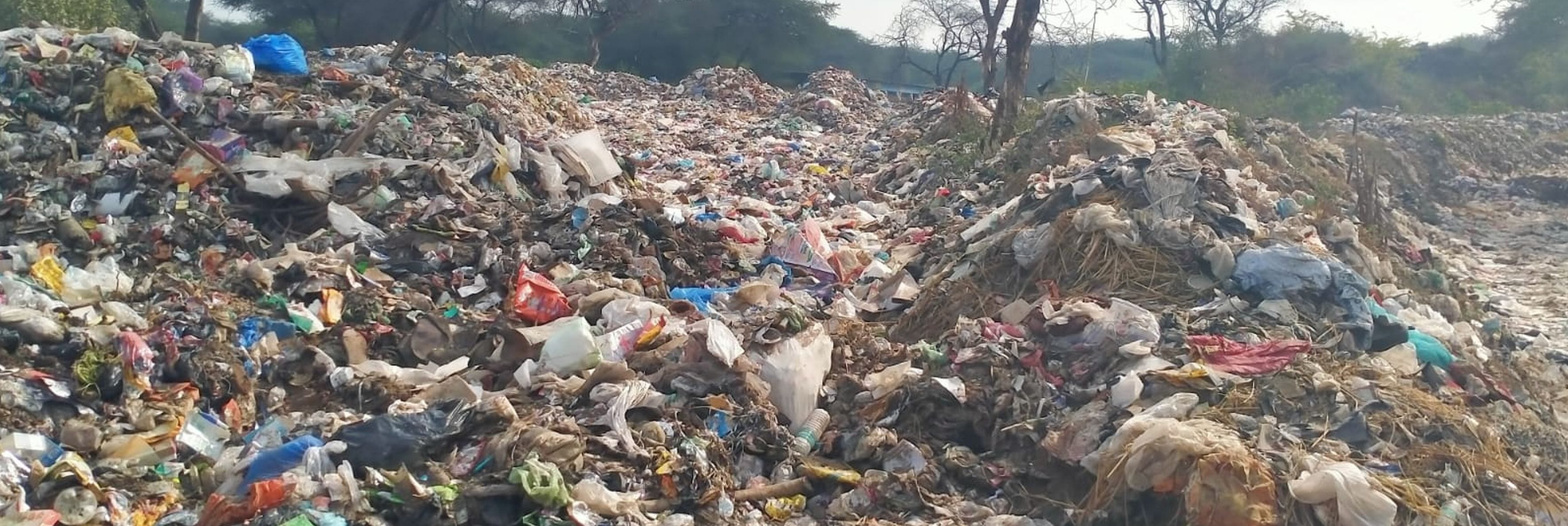 फोटो संख्या:58- कचरा निस्तारण के लिए यार्ड पहुंचे उपकरण--संवाद