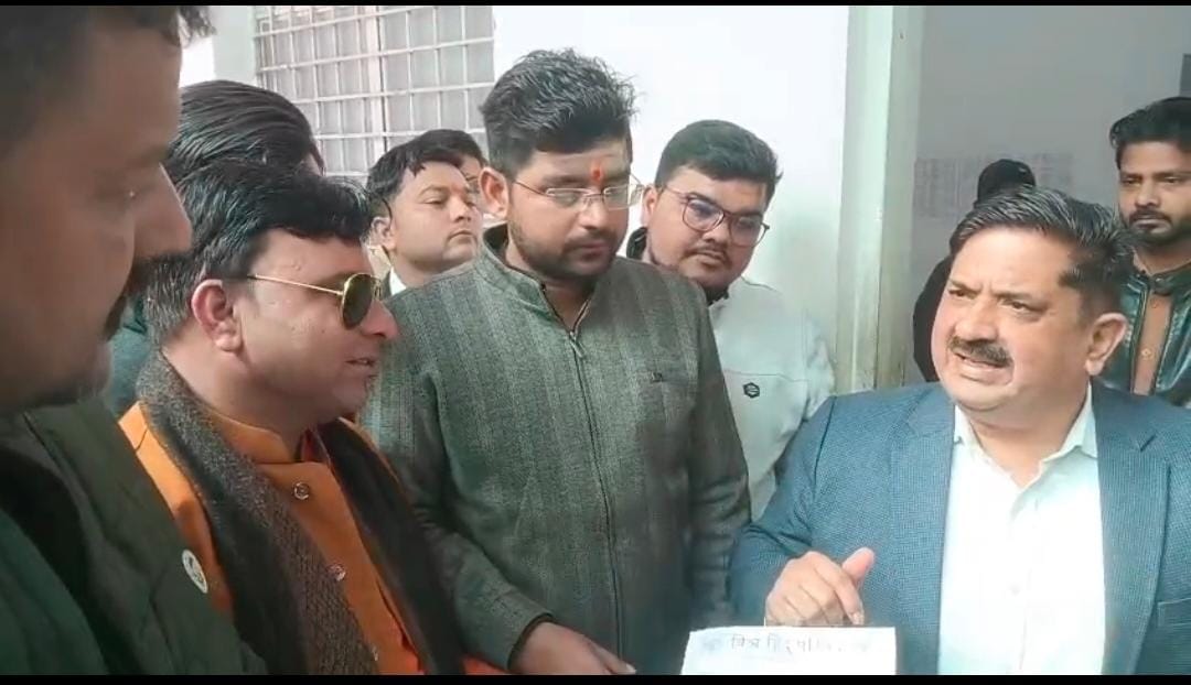 फोटो16एचएएमपी 19- पंचखुरा खुर्द में आरा मशीन को सीज करता वन विभाग। स्रोतः विभाग फोटो16एचएएमपी 19- पंचखुरा खुर्द में आरा मशीन को सीज करता वन विभाग। स्रोतः विभाग