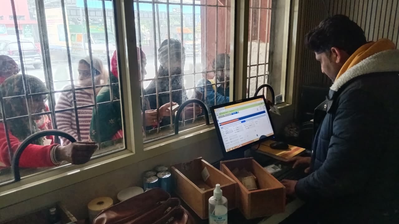 फतेहाबाद में बिजली कट लगने से बंद पड़े यातायात सिगनल। संवाद फतेहाबाद में बिजली कट लगने से बंद पड़े यातायात सिगनल। संवाद