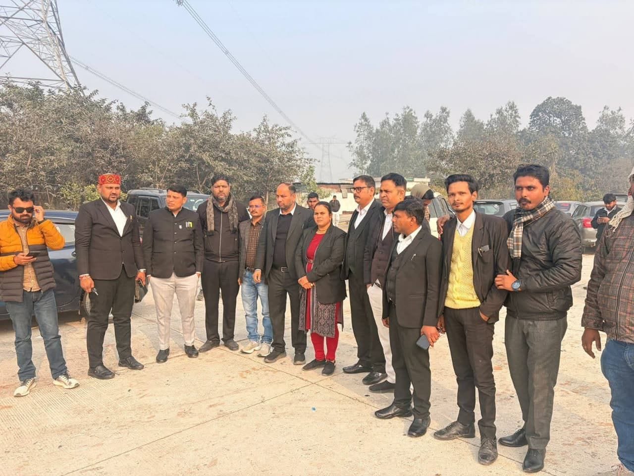 हैदरगढ़ टोल प्लाजा पर प्रदर्शन करते अधिवक्ता।
