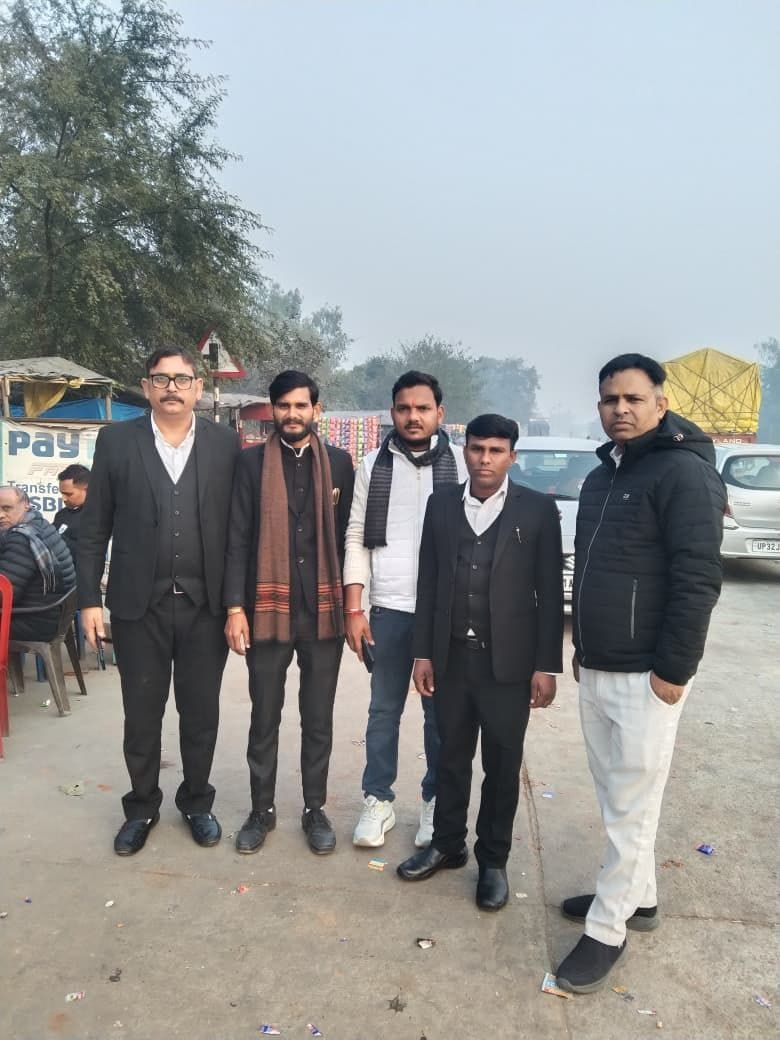 हैदरगढ़ टोल प्लाजा पर प्रदर्शन करते अधिवक्ता।