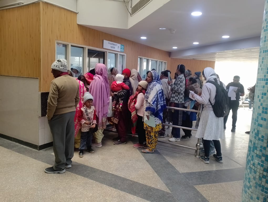 जिला नागरिक अस्पताल में दवाई लेने के लिए लाइन में लगे मरीज। संवाद जिला नागरिक अस्पताल में दवाई लेने के लिए लाइन में लगे मरीज। संवाद