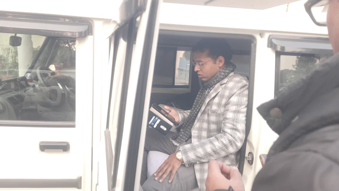 जिला सचिवालय में कार्यालयों से बाहर आकर खड़े अधिकारी व कर्मचारी। संवाद जिला सचिवालय में कार्यालयों से बाहर आकर खड़े अधिकारी व कर्मचारी। संवाद
