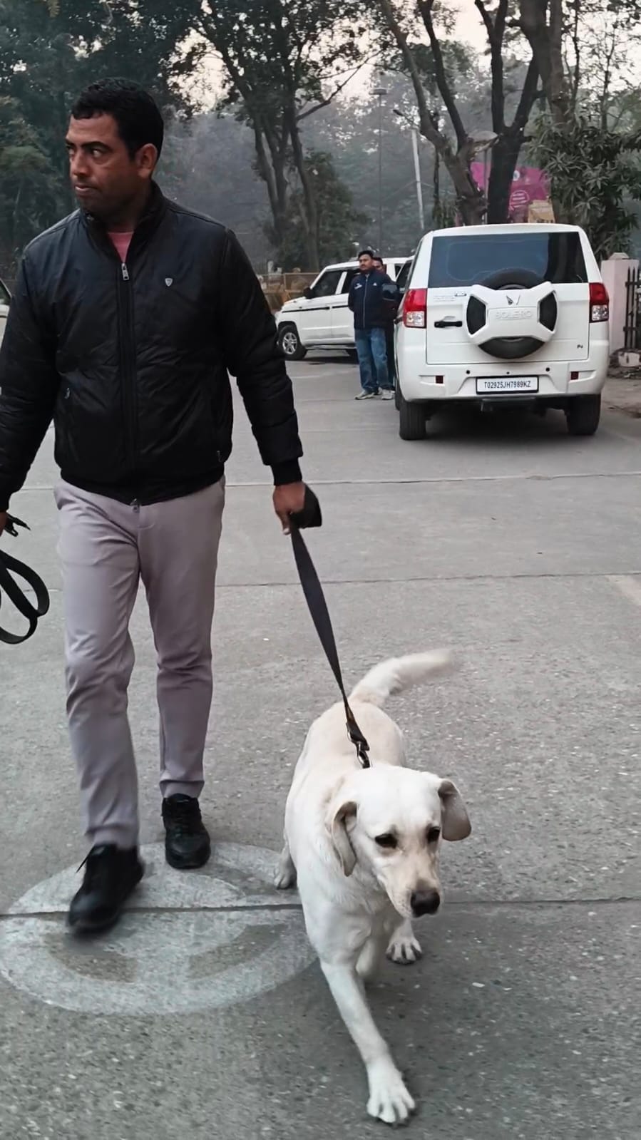 जिला सचिवालय में कार्यालयों से बाहर आकर खड़े अधिकारी व कर्मचारी। संवाद जिला सचिवालय में कार्यालयों से बाहर आकर खड़े अधिकारी व कर्मचारी। संवाद
