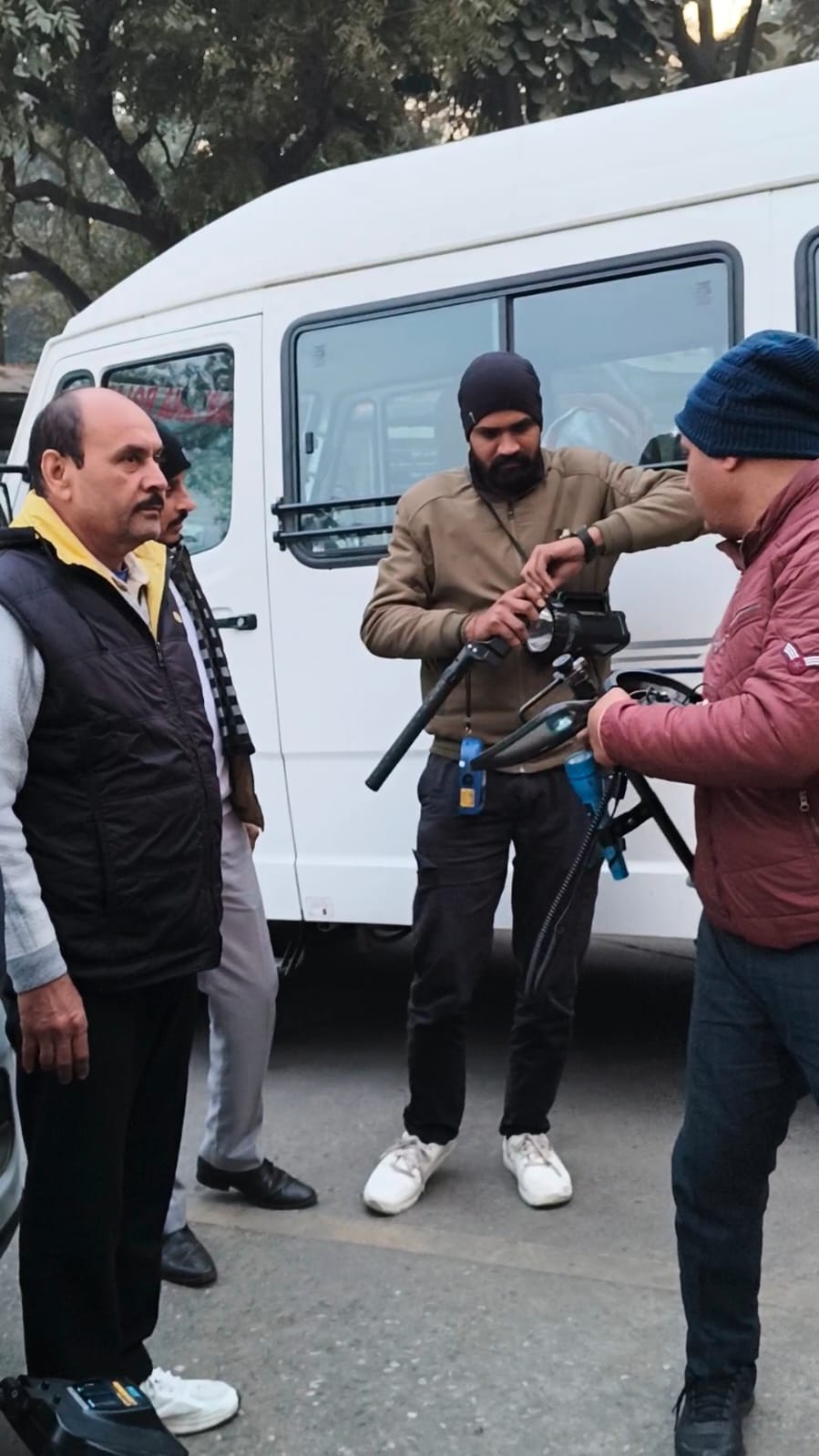 जिला सचिवालय में कार्यालयों से बाहर आकर खड़े अधिकारी व कर्मचारी। संवाद जिला सचिवालय में कार्यालयों से बाहर आकर खड़े अधिकारी व कर्मचारी। संवाद