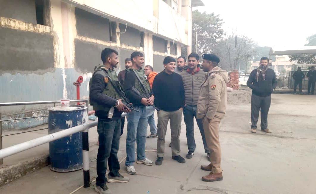 जिला सचिवालय में कार्यालयों से बाहर आकर खड़े अधिकारी व कर्मचारी। संवाद जिला सचिवालय में कार्यालयों से बाहर आकर खड़े अधिकारी व कर्मचारी। संवाद