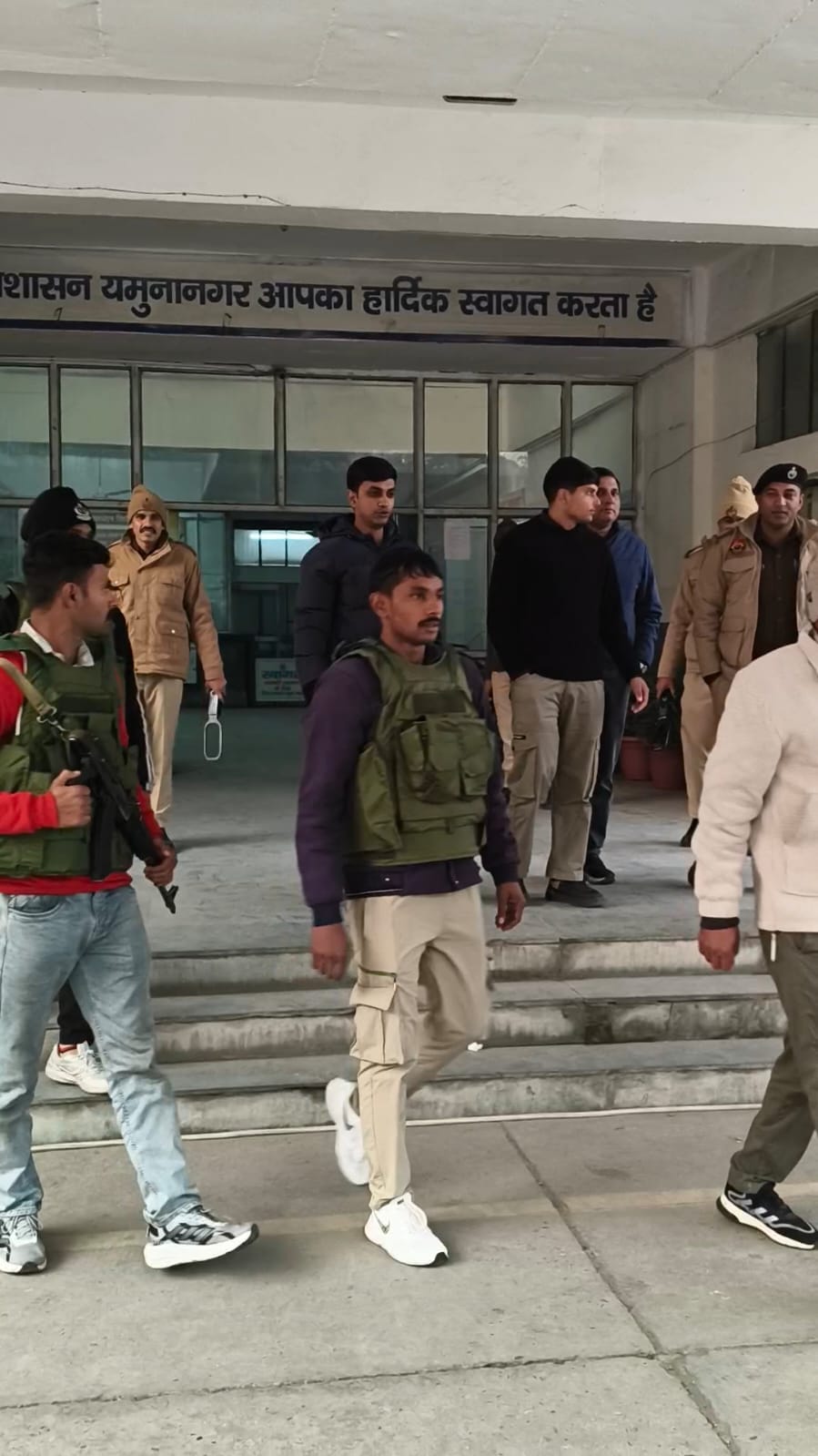 जिला सचिवालय में कार्यालयों से बाहर आकर खड़े अधिकारी व कर्मचारी। संवाद जिला सचिवालय में कार्यालयों से बाहर आकर खड़े अधिकारी व कर्मचारी। संवाद