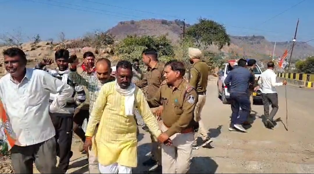 कांग्रेस नेताओं को पुलिस ने हिरासत में लिया