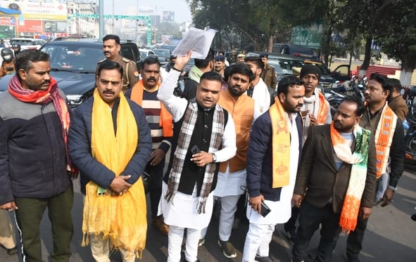 केजीएमयू में तैनात पुलिस।