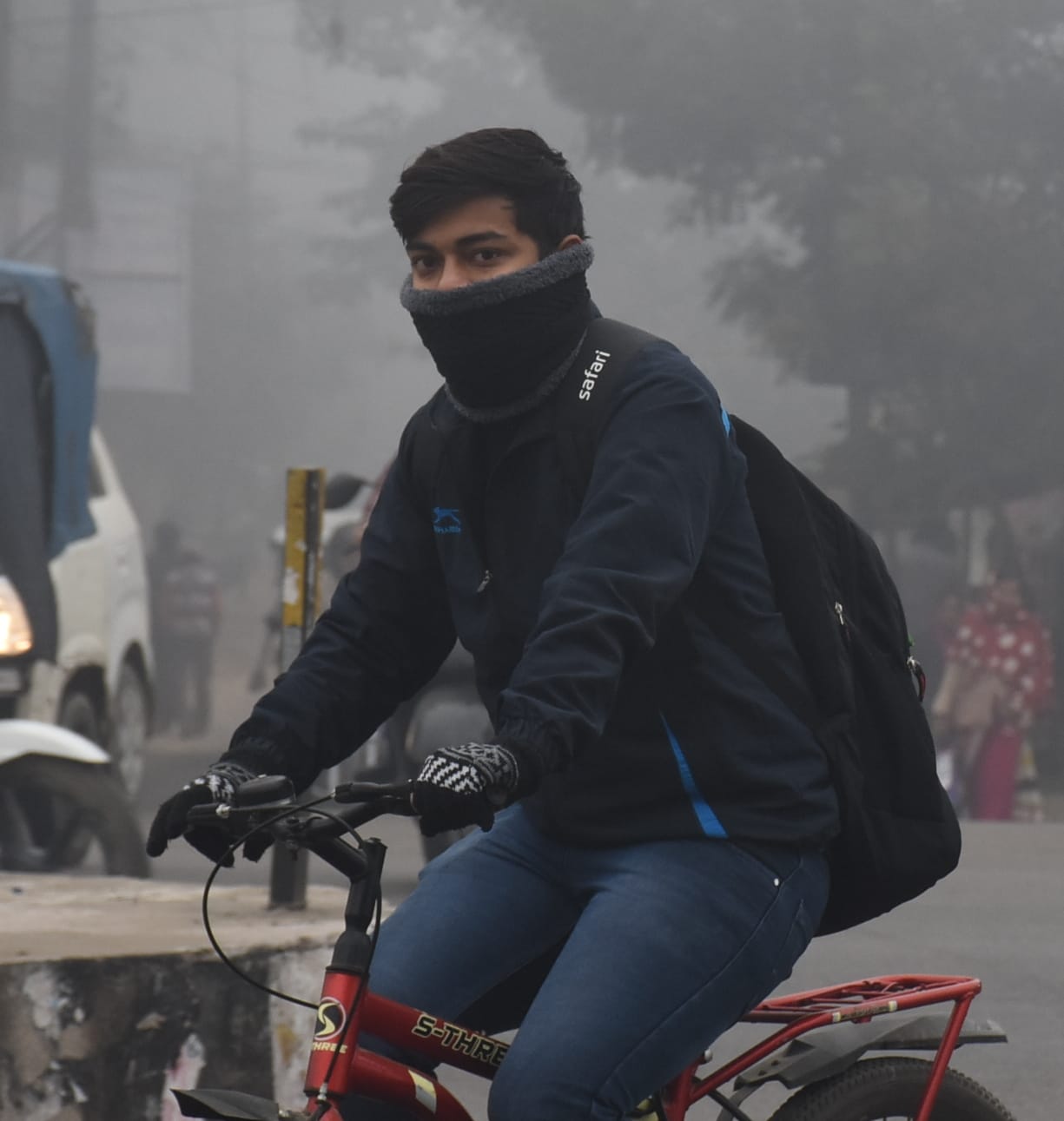 लखनऊ में शुक्रवार की सुबह घने कोहरे का नजारा। लखनऊ में शुक्रवार की सुबह घने कोहरे का नजारा।