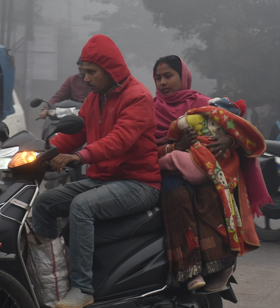 लखनऊ में शुक्रवार की सुबह घने कोहरे का नजारा। लखनऊ में शुक्रवार की सुबह घने कोहरे का नजारा।
