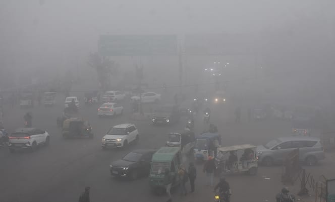 लखनऊ में शुक्रवार की सुबह घने कोहरे का नजारा। लखनऊ में शुक्रवार की सुबह घने कोहरे का नजारा।